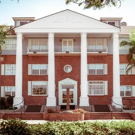 The Lafayette Hotel, Swim Club & Bungalows-3