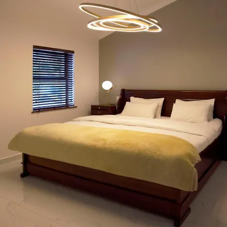 Bayview Penthouses And Rooms-3
