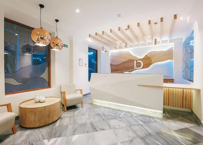 Debambu Atarazanas Aparthotel Malaga