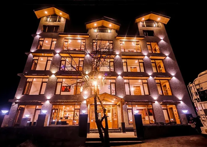 Hotel Old Smugglers With Balcony Mountain View Ac Hot And Cold Near To Hadimba Temple Manali 