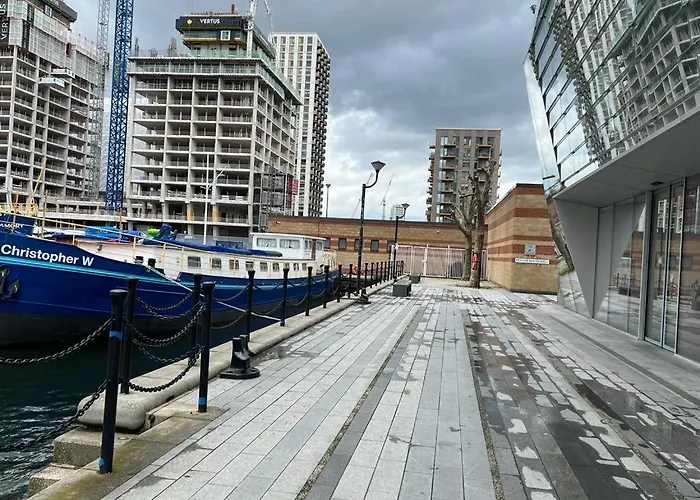 Canary Wharf Holiday Rooms London
