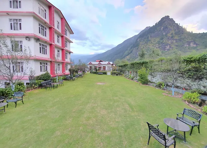 De Vivendi Resorts, Manali With 35000 Sqft Open Lawn