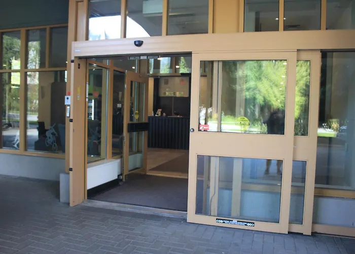 Cascade Lodge With Brand New Heat Pump, Front Desk Check In, Ski Valet Service, Bike Storage Area, Boot & Glove Dryer, 2 Hot Tubs, Year Round Heated Pool, Gym, Sauna, Change Rooms & Showers, Wifi, Cable Tv Whistler
