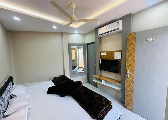 Hotel Om Shree Palace , Near Railway Station And Mahakal Lok Ujjain