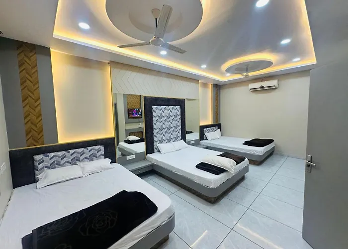 Hotel Om Shree Palace , Near Railway Station And Mahakal Lok Ujjain