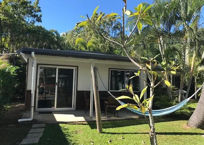 Bush Village Holiday Cabins Airlie Beach
