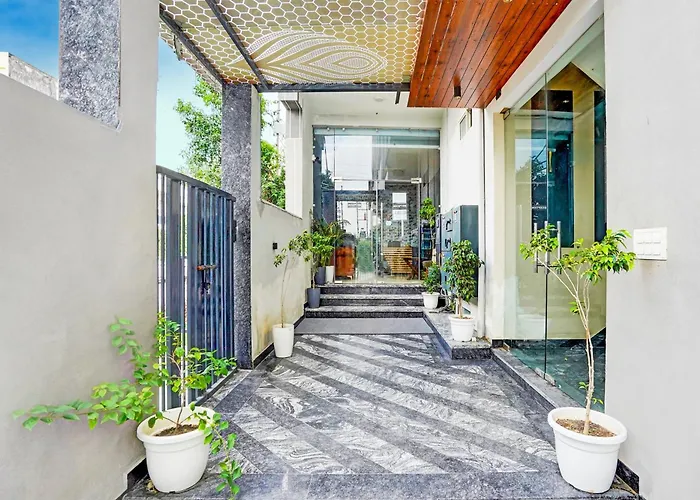 Super Townhouse Oak Sector 116 Noida Hotel
