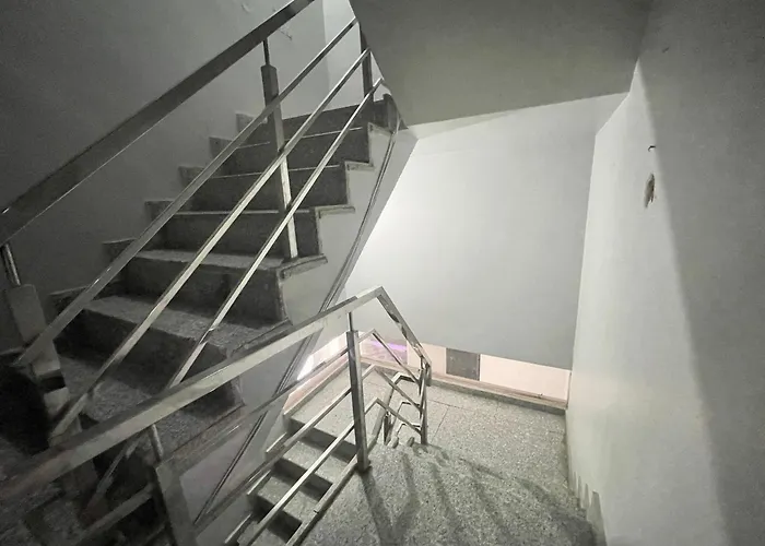 Hotel Prakash Guest House ! Varanasi ! Fully-Air-Conditioned Hotel At Prime Location With Off Site Parking Availability, Near Kashi Vishwanath Temple, And Ganga Ghat, Newly Constructed And Luxurious Rooms - 3