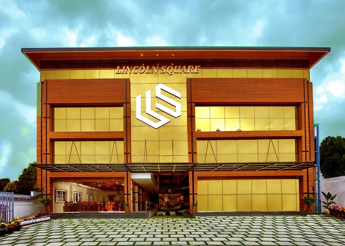 Hotel Lincoln Square Thekkady