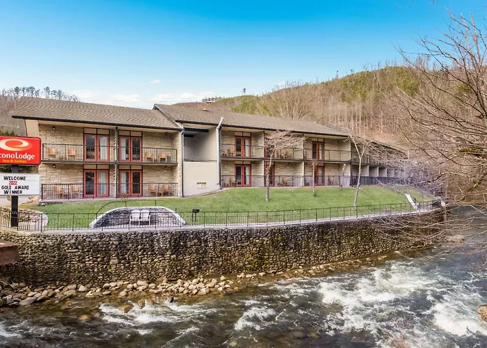 Econo Lodge Inn & Suites On The River Gatlinburg