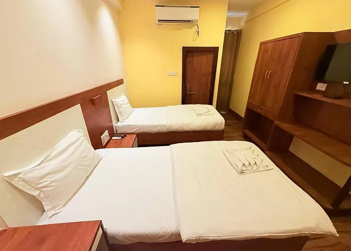 Shivam Hotel Varanasi - Near Kashi Vishwanath Temple With Parking And Lift