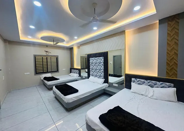 Hotel Om Shree Palace ,Main Road Near Mahakal Temple And Railway Station Ujjain