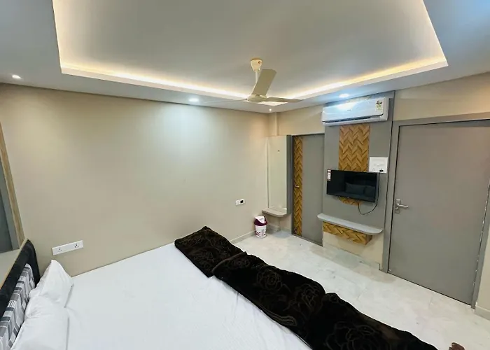 Hotel Om Shree Palace ,Main Road Near Mahakal Temple And Railway Station Ujjain