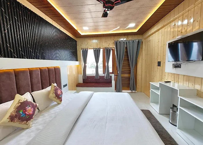 A Premium Hotel Sangita Palace - A Luxury Room With Lake View And Balcony - With Newly Decorated - Wifi - Room Service - Parking Available - Best Luxury Hotel In Nainital