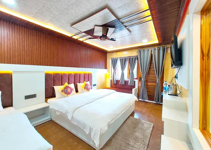 A Premium Hotel Sangita Palace - A Luxury Room With Lake View And Balcony - With Newly Decorated - Wifi - Room Service - Parking Available - Best Luxury Hotel In Nainital