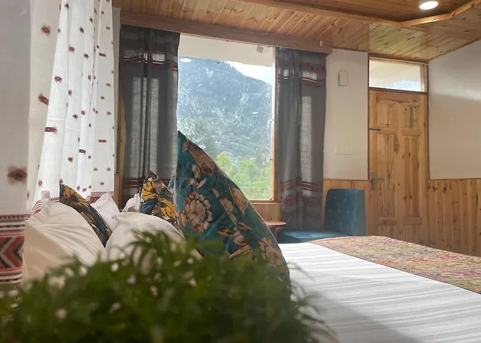 Resort Apple Flower By Rohtang Family Hotels- Balcony & Mountain View, Near Mall Road, Personal Parking Manāli