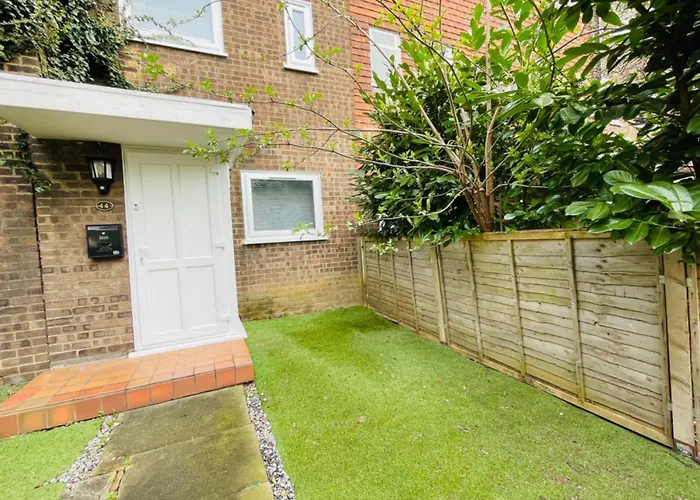 Spacious Double Bedroom With Private Bathroom Ensuite And A New Quality Mattress In London Canary Wharf For Short Stay Or Long Let Near O2 And Excel Exhibition Centre With Easy Reach From All Airports In Around London