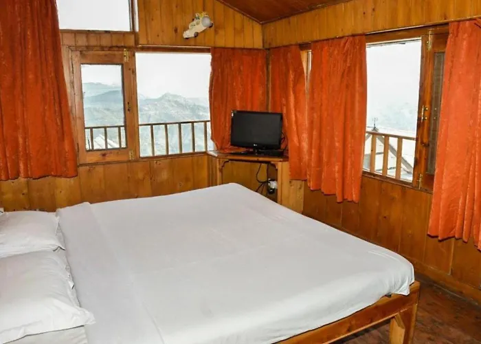 Snow King Retreat: Himalayan Views & Mountain Luxury Hotel Kufri