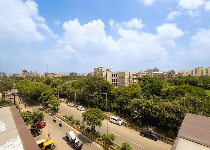 Sarla Hotel Inn - Opp Barclays 62 Noida