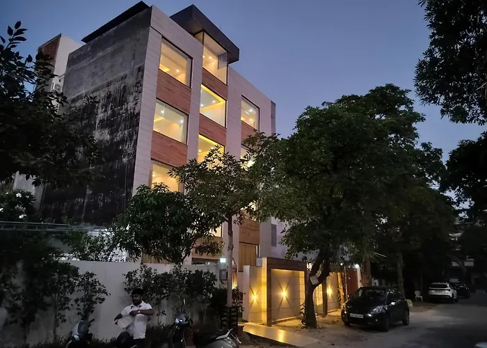 Hotel Golden Era-Near Shopprix Mall Noida