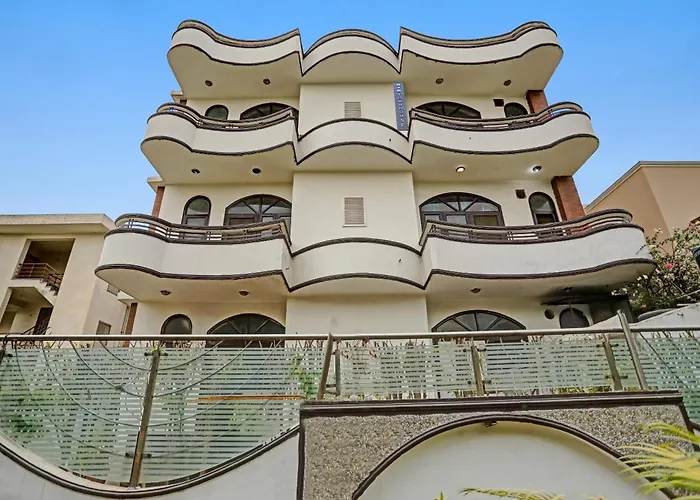 Townhouse The Premier View Near Iskcon Temple Noida Hotel