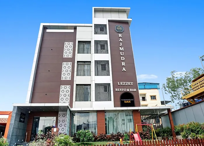 Super Townhouse Oak Hotel Rajmudra Pune
