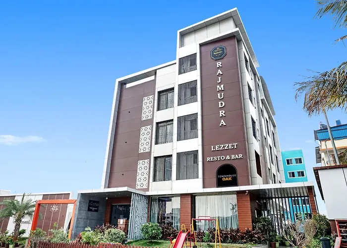 Super Townhouse Oak Hotel Rajmudra Pune