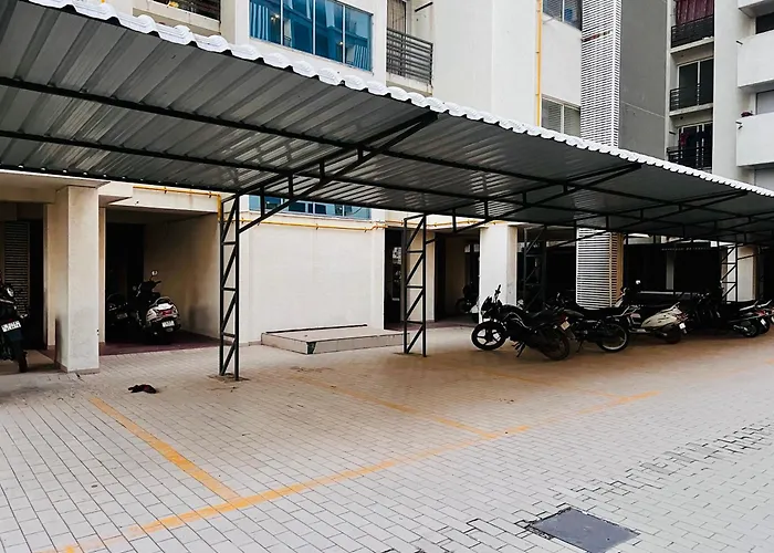 7 Seasons Palm Suite With Sky Orbit, Balcony, Swimming Pool, Wifi, Playground Rajkot