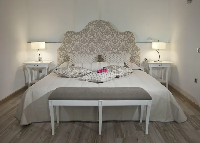 Delfini Villas Oia