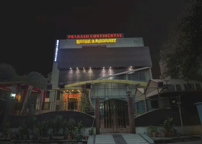 Super Townhouse Prakash Continental Near Netaji Subhash Place Metro Station New Delhi