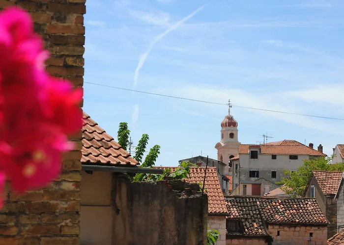Lanterna Rooms Split