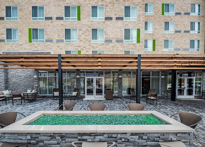 Courtyard By Marriott Toledo West Hotel