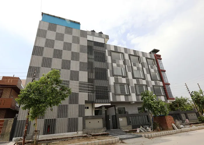 Hardik Palace By F9 Hotels Noida