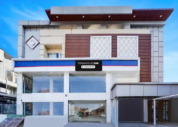 Super Townhouse Oak Silver City Chowk Formerly Hw Residency Dehradun