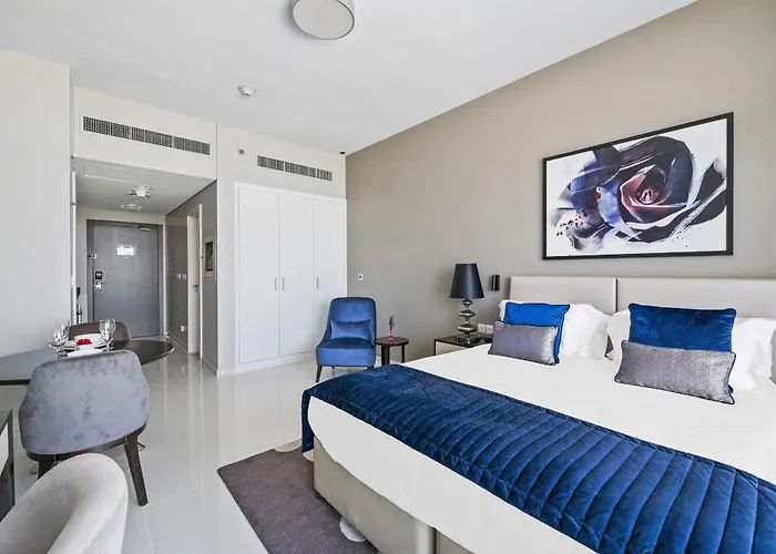 Vayk - Chic Hotel Style Studio In Damac Hills Dubai