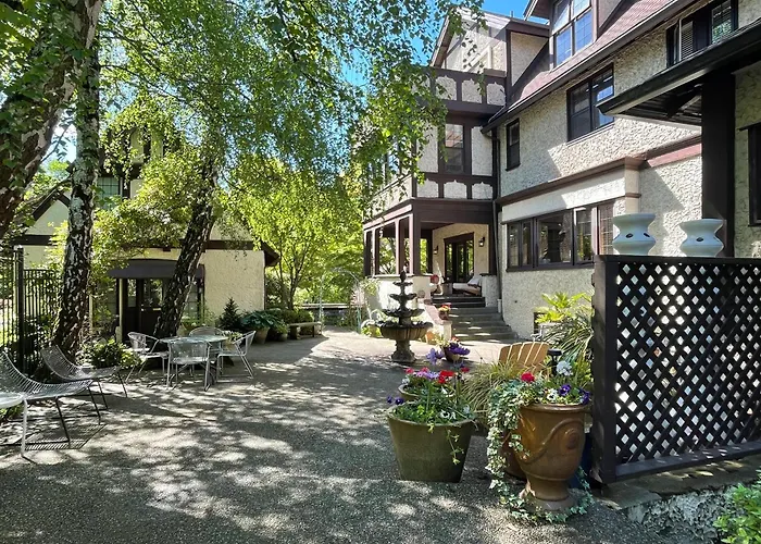 Cecil Bacon Manor Bed & Breakfast Seattle