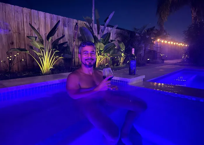 Blue Lizard - Men Only Clothing Optional - Guesthouse & Spa Fort Lauderdale