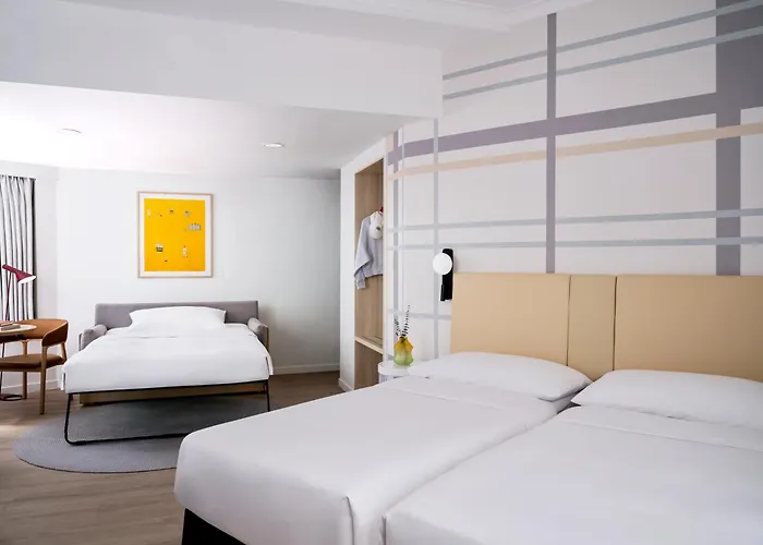 Ying'Nflo, Wesley Admiralty, Hong Kong Hotel