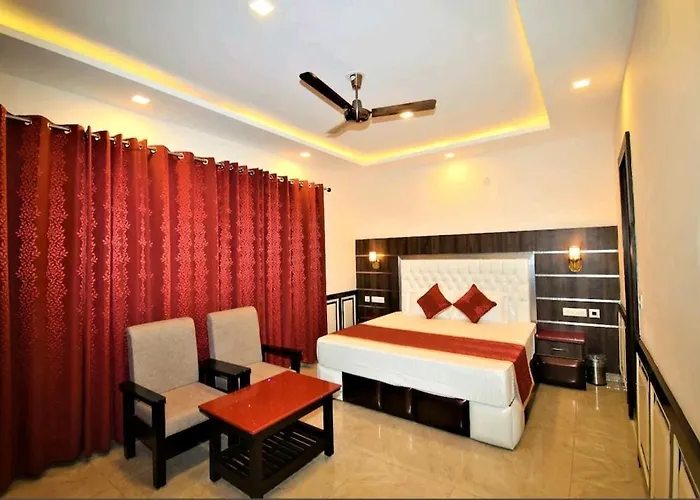 Wood Stock Kasauli-Rooms With Balcony & Cottages With Private Terrace-Panoramic View -Adjoining Forest Track