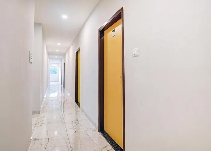 Super Townhouse Pine Tree Hotel Indore