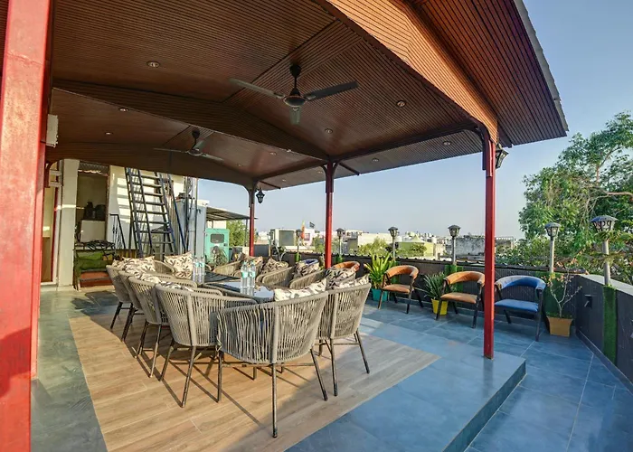 Hotel Coral Plaza - Near Connaught Place New Delhi