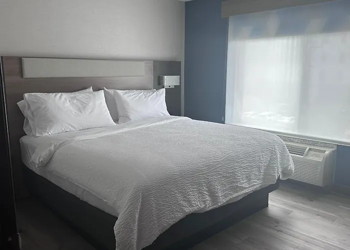 Holiday Inn Express & Suites Southfield - Detroit