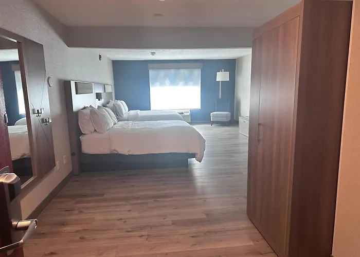 Holiday Inn Express & Suites Southfield - Detroit