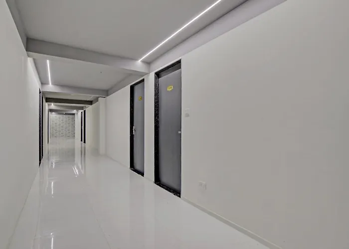 Collection O De'Pearl Hotel Surat