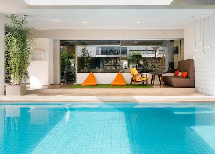 Journeyhub Sukhumvit 26, Bangkok - Formerly St James Hotel