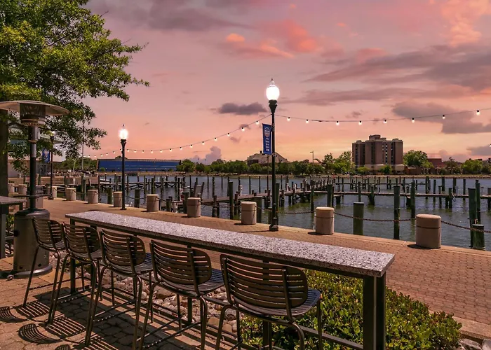 The Landing At Hampton Marina, Tapestry Collection By Hilton Hotel