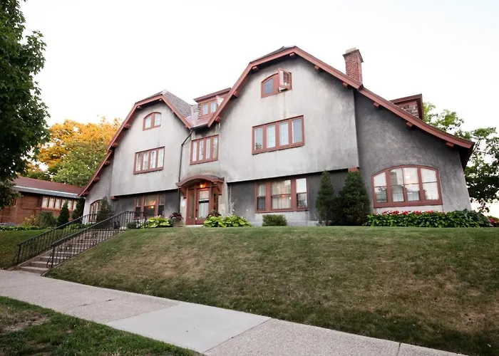 Leonard At Logan House Bed & Breakfast Grand Rapids