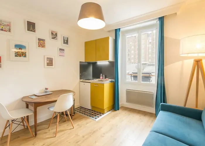 Les Toits De Paris Bed & Breakfast