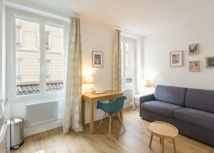Les Toits De Paris Bed & Breakfast